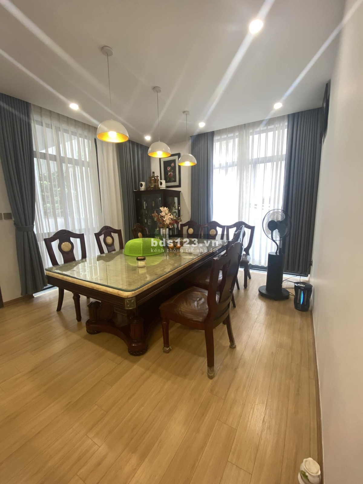 Bán nhà lô góc siêu vip phố Hoàng Cầu, mặt tiền khủng 18m, kd, 110m2x5t, giá chỉ 38 tỷ.