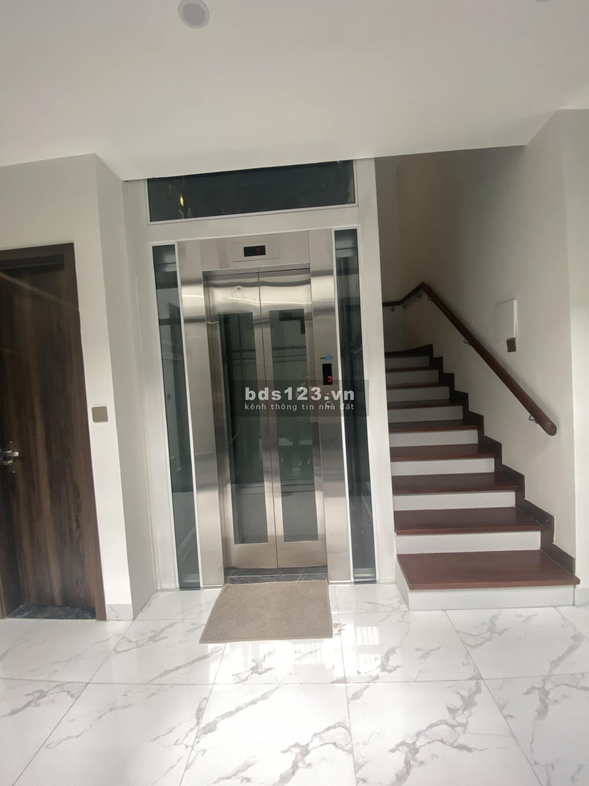 Bán nhà lô góc siêu vip phố Hoàng Cầu, mặt tiền khủng 18m, kd, 110m2x5t, giá chỉ 38 tỷ.