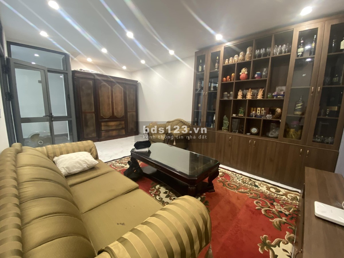 Bán nhà lô góc siêu vip phố Hoàng Cầu, mặt tiền khủng 18m, kd, 110m2x5t, giá chỉ 38 tỷ.