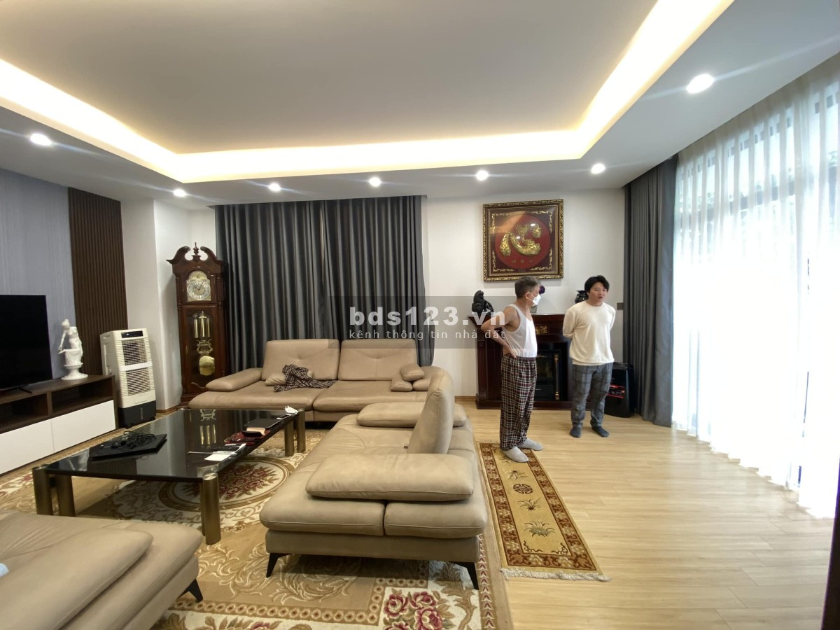 Bán nhà lô góc siêu vip phố Hoàng Cầu, mặt tiền khủng 18m, kd, 110m2x5t, giá chỉ 38 tỷ.