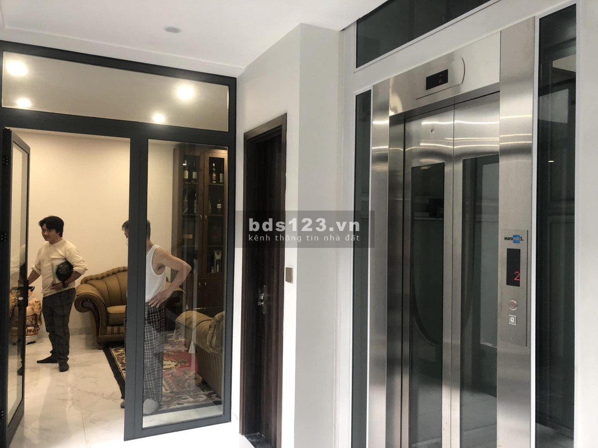 Bán nhà lô góc siêu vip phố Hoàng Cầu, mặt tiền khủng 18m, kd, 110m2x5t, giá chỉ 38 tỷ.