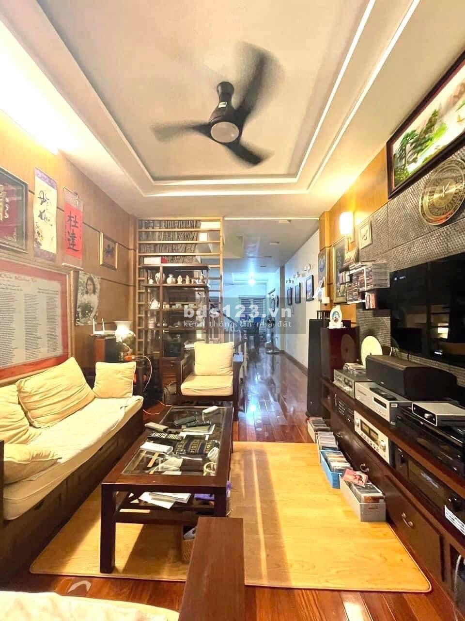 Bán nhà Trung Kính, Đường ô tô tránh, khu dân trí cao, ở sướng 52m2, 265triệu /m2