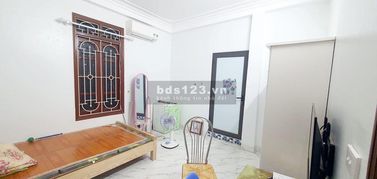 Bán nhà Lĩnh Nam, nhỉnh 2 tỷ, 5 tầng 3 PN. sổ đỏ chính chủ. ngõ thoáng vài chục mét ra mặt phố