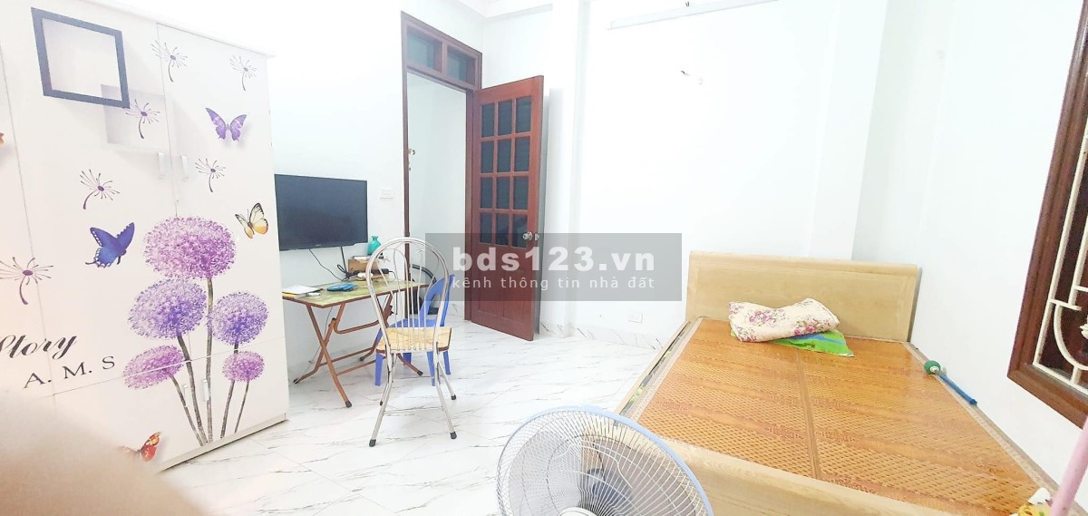 Bán nhà Lĩnh Nam, nhỉnh 2 tỷ, 5 tầng 3 PN. sổ đỏ chính chủ. ngõ thoáng vài chục mét ra mặt phố