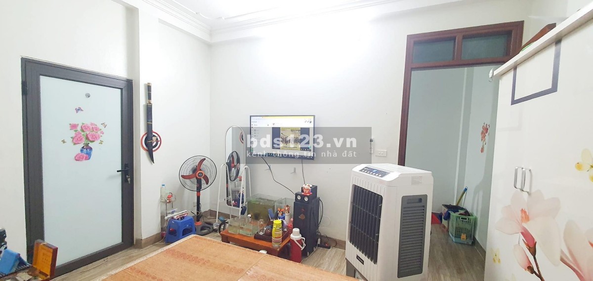 Bán nhà Lĩnh Nam, nhỉnh 2 tỷ, 5 tầng 3 PN. sổ đỏ chính chủ. ngõ thoáng vài chục mét ra mặt phố