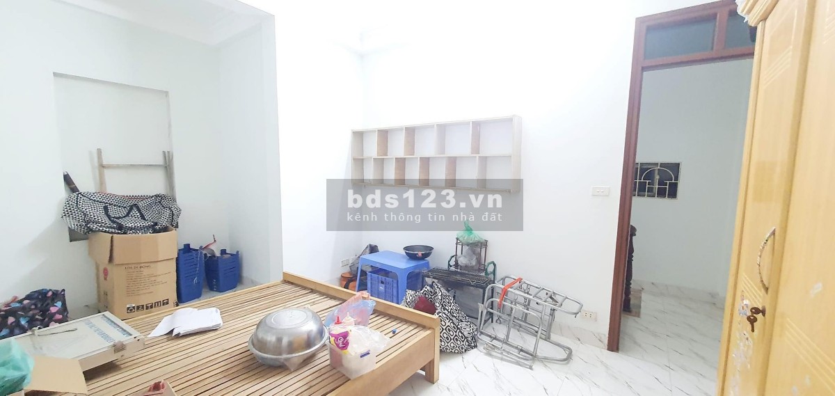 Bán nhà Lĩnh Nam, nhỉnh 2 tỷ, 5 tầng 3 PN. sổ đỏ chính chủ. ngõ thoáng vài chục mét ra mặt phố