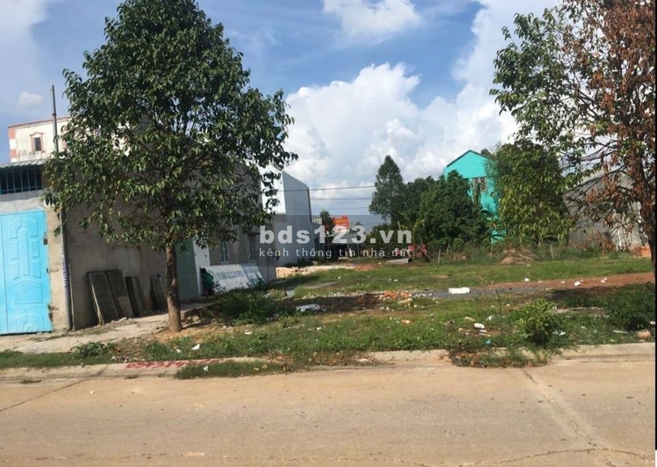 Gia đình cần bán gấp 2 lô đất 100m2, nằm đối diện cổng KCN Mỹ Phước 3, có vị trí đẹp dân cư đông đúc