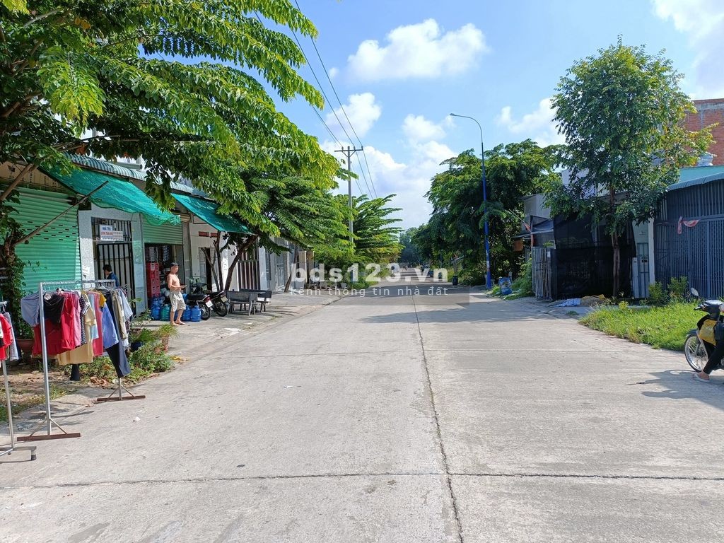 Gia đình cần bán gấp 2 lô đất 100m2, nằm đối diện cổng KCN Mỹ Phước 3, có vị trí đẹp dân cư đông đúc