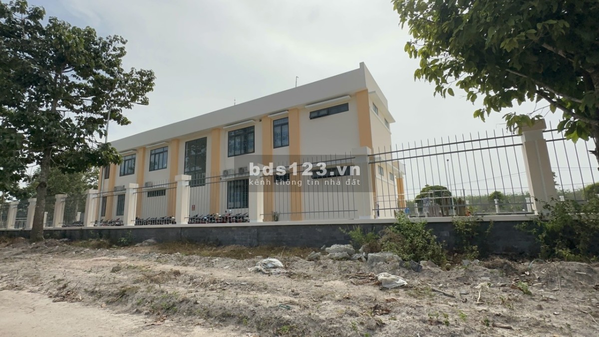 Chấp nhận lỗ, bán gấp lô đất 231m2 (11x21m) sát chợ, đường nhựa lớn, đối diện trường học.