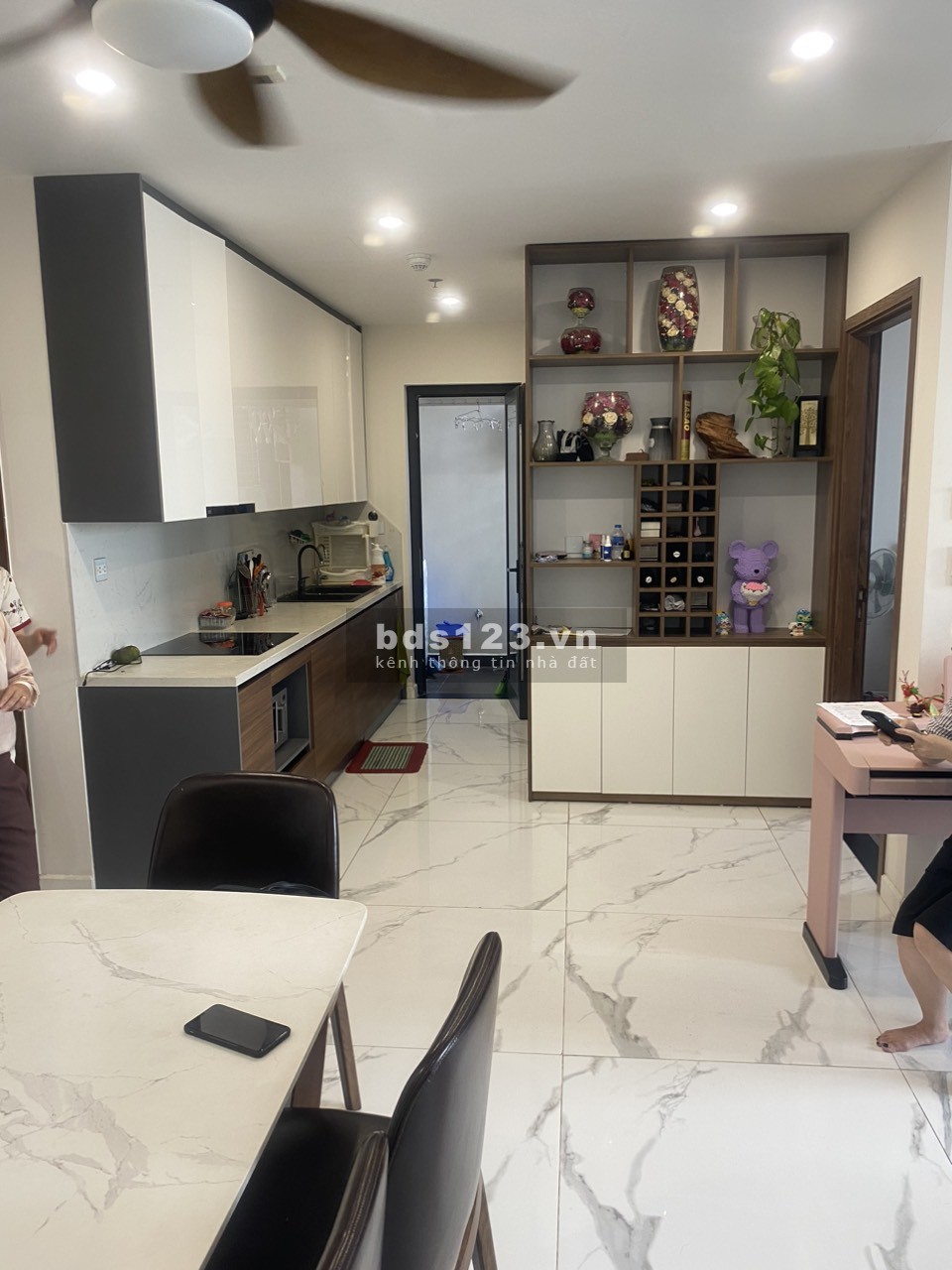 Bán nhanh căn hộ Sunshine City, 4,8 tỷ, 3 phòng ngủ 104m2 tầng trung, có sổ, nội thất cơ bản