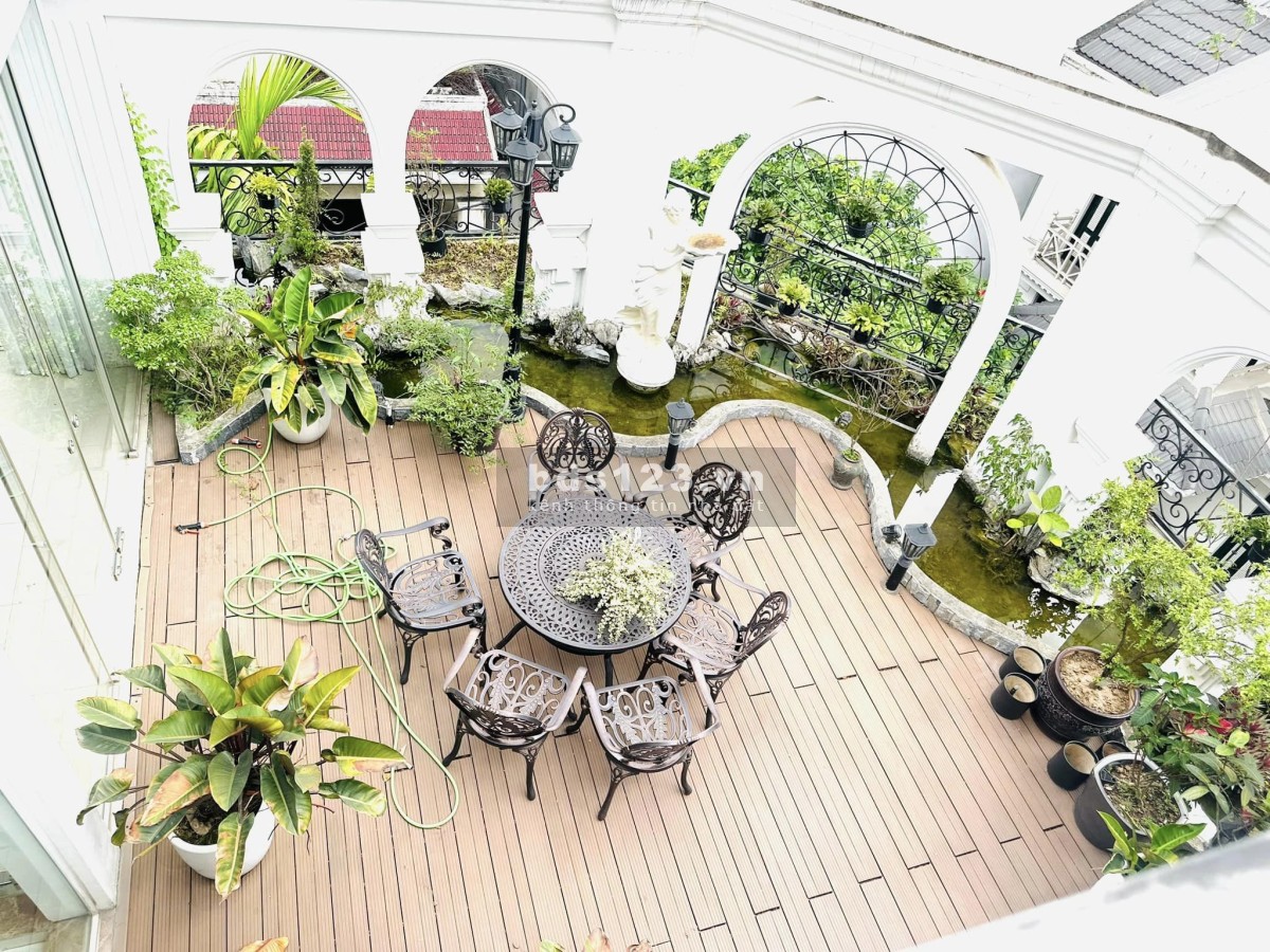 Biệt Thự sân vườn Cầu Giấy DT 180m2, 5T Thang máy, MT 18m Bức tranh nghệ thuật, Đẳng cấp và cá tính