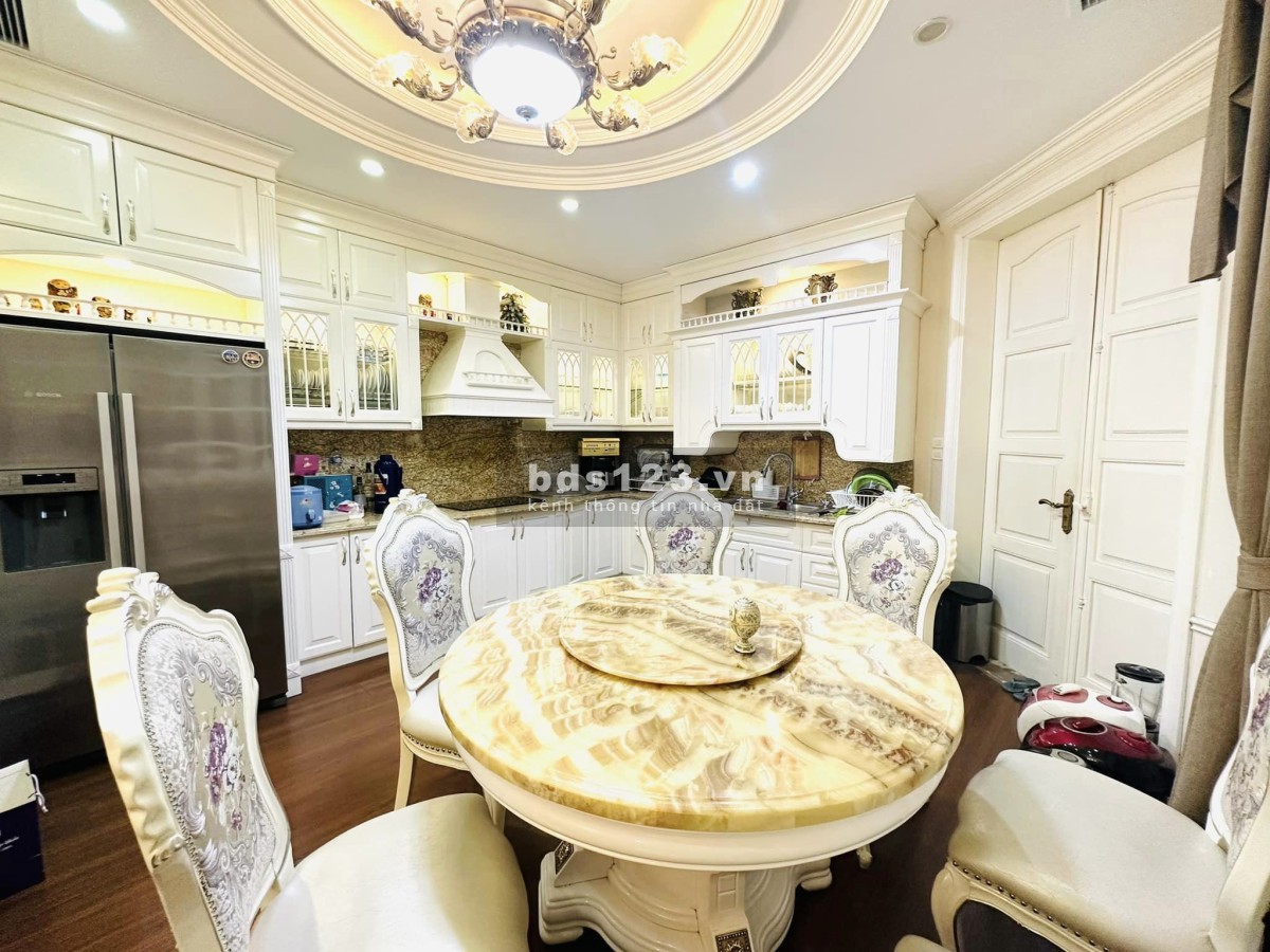 Biệt Thự sân vườn Cầu Giấy DT 180m2, 5T Thang máy, MT 18m Bức tranh nghệ thuật, Đẳng cấp và cá tính