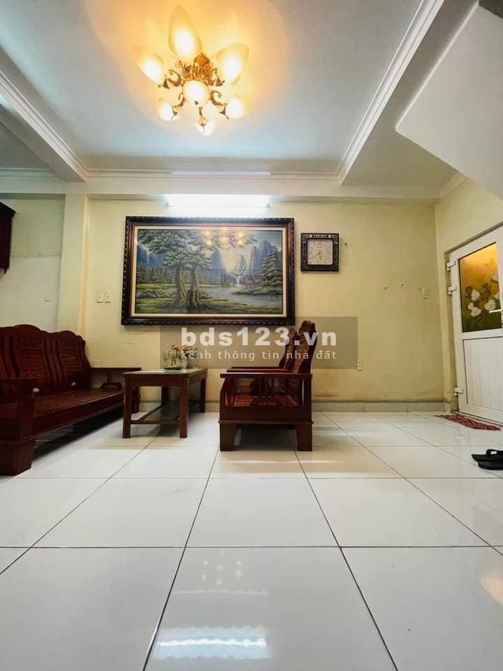 Bán nhà đẹp ở ngay Đại La 24m, 3 tầng, mt 7m, giá 2.65 tỷ.