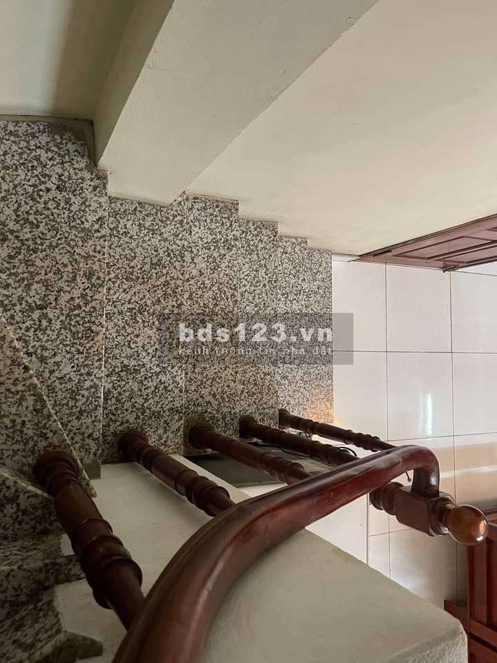 Bán nhà đẹp ở ngay Đại La 24m, 3 tầng, mt 7m, giá 2.65 tỷ.