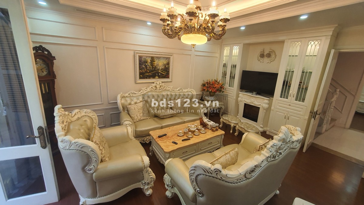 Biệt Thự sân vườn Cầu Giấy DT 180m2, 5T Thang máy, MT 18m Bức tranh nghệ thuật, Đẳng cấp và cá tính
