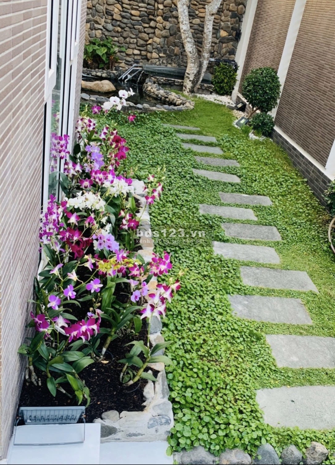 Chính chủ bán căn nhà biệt thự đẹp lung linh 2 MT đường số 1 khu dân cư Văn Lang