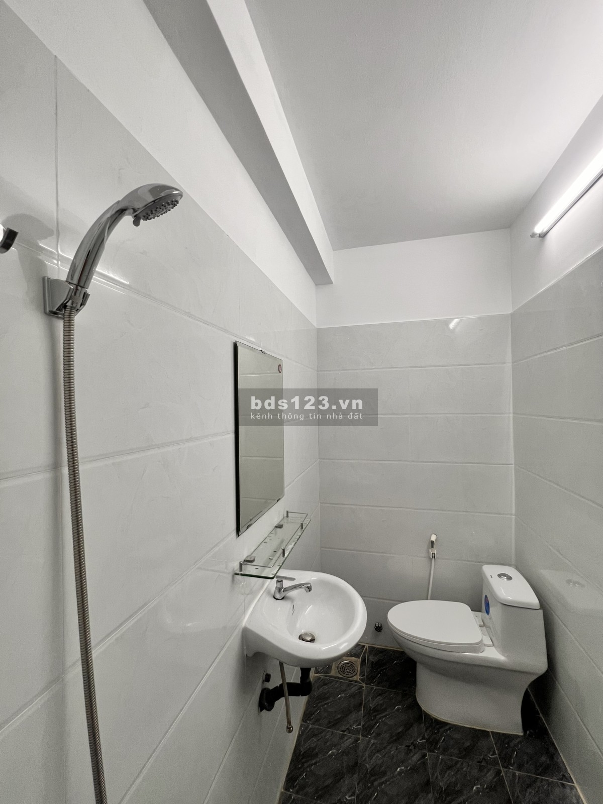 Cho thuê căn hộ dịch vụ có ban công, nội thất cao cấp Tân Quy, quận 7