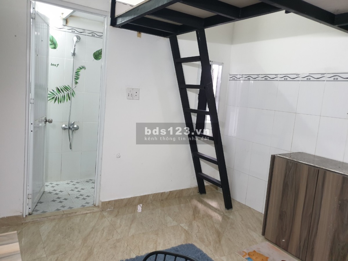 Căn hộ gác xếp, đầy đủ tiện nghi. Rộng thoáng sạch sẽ.