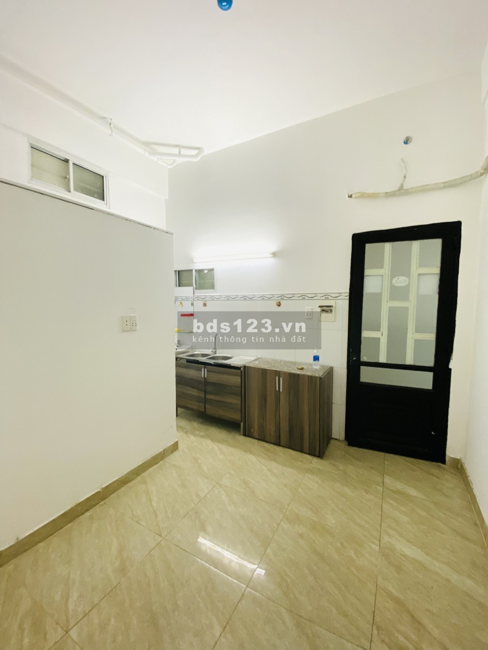 Căn hộ 1pn, có bếp riêng, cửa sổ lớn, đầy đủ tiện nghi. Rộng thoáng sạch sẽ. Dọn vào ở ngay.