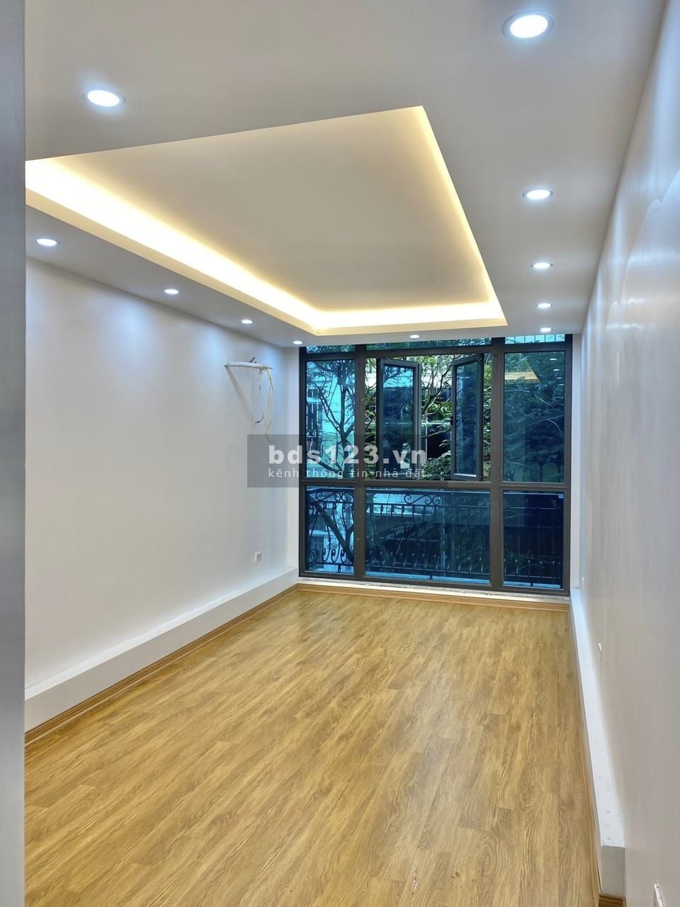 Cần bán nhà mặt phố khu vực Cầy Giấy, diện tích 32m2,5 tầng, 14 tỷ 6