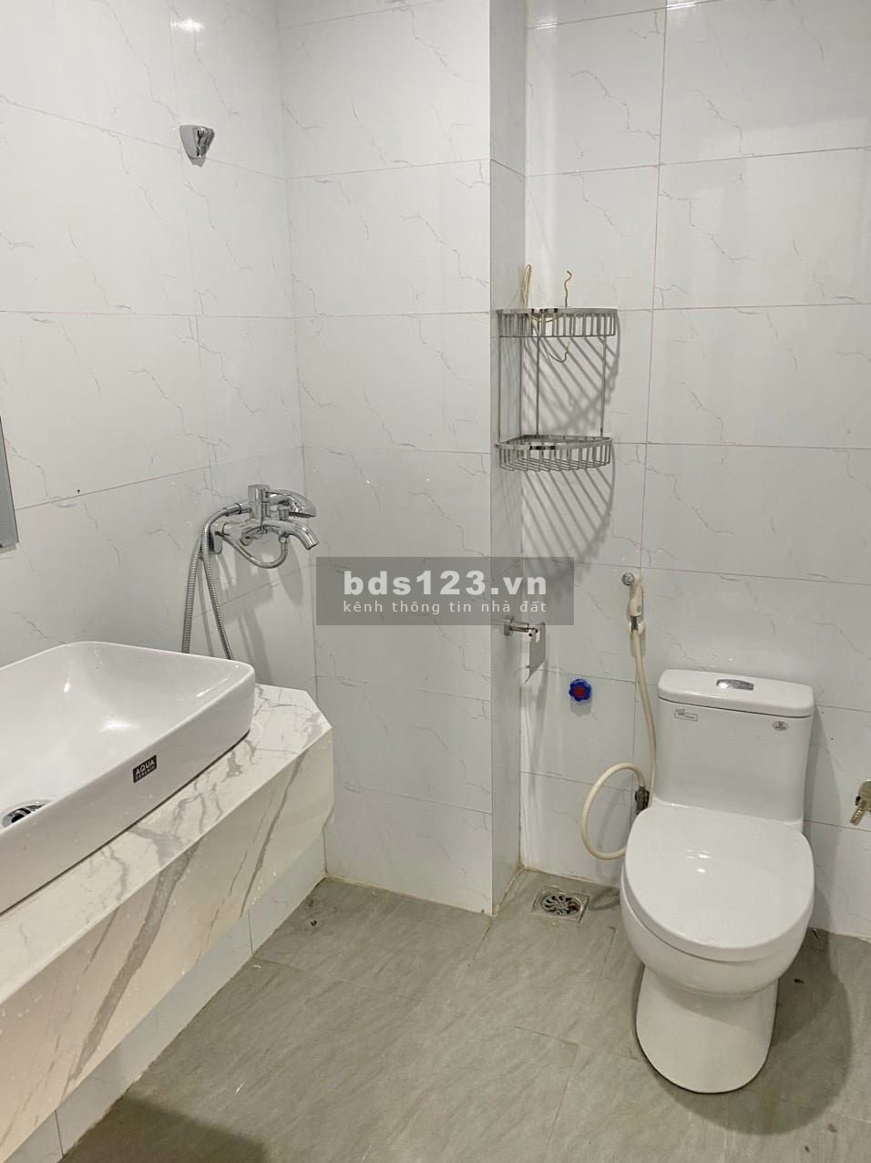 Cần bán nhà mặt phố khu vực Cầy Giấy, diện tích 32m2,5 tầng, 14 tỷ 6