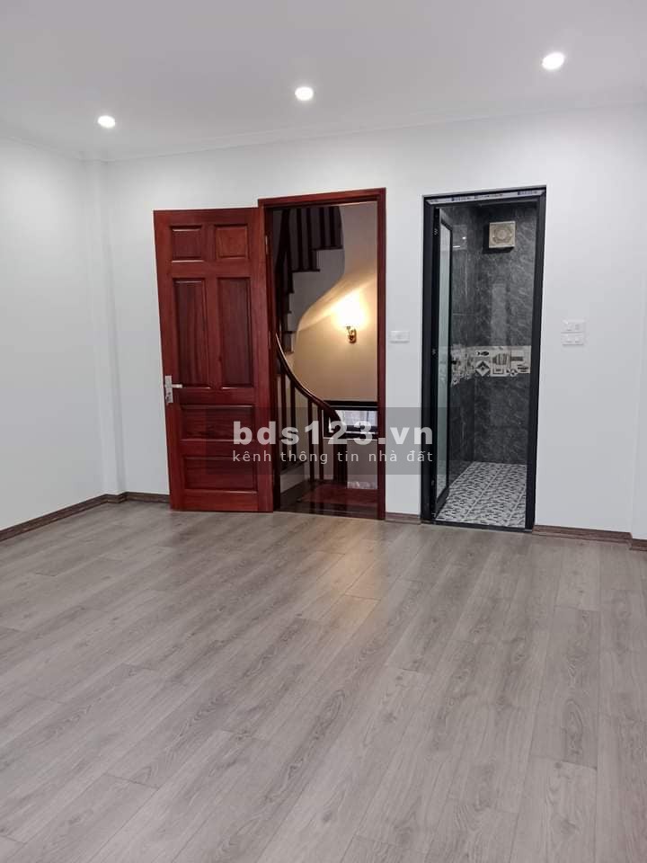 Bán nhà đẹp, mới Huỳnh Tấn Phát, Long Biên 33m, 5 tầng, mt 4.2m, giá 3.3 tỷ