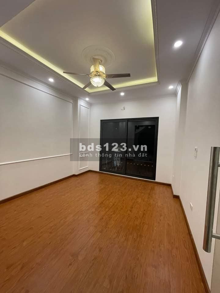 Bán Nhà Ngõ Ô Tô Nguyễn Văn Linh, Long Biên 45m, 5 tầng, mt 3.8m, giá 5 tỷ.