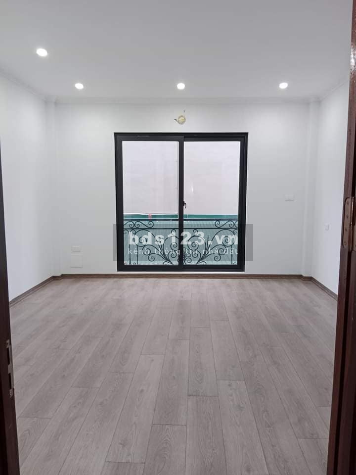 Bán nhà đẹp, mới Huỳnh Tấn Phát, Long Biên 33m, 5 tầng, mt 4.2m, giá 3.3 tỷ