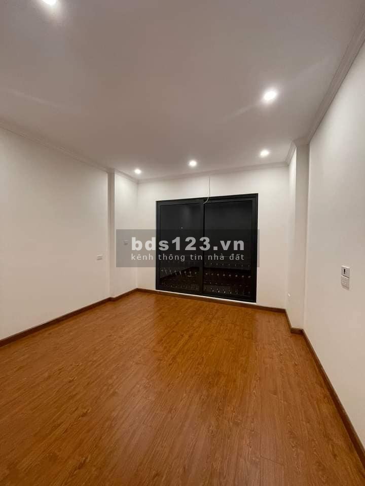 Bán Nhà Ngõ Ô Tô Nguyễn Văn Linh, Long Biên 45m, 5 tầng, mt 3.8m, giá 5 tỷ.