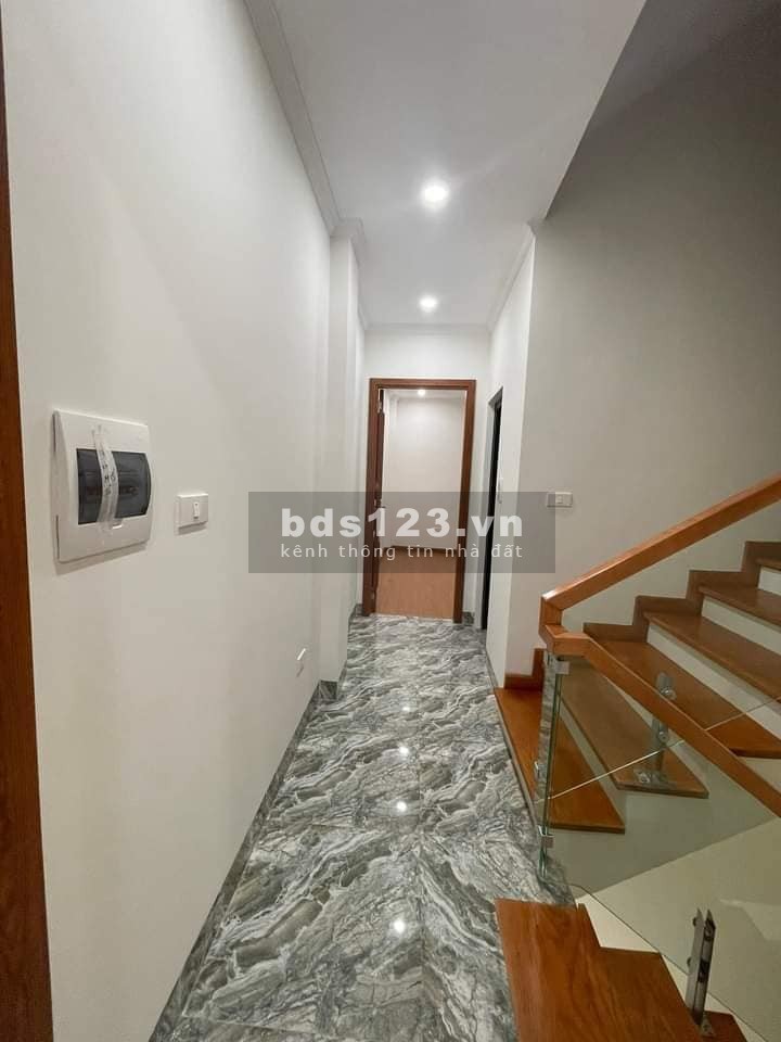 Bán Nhà Ngõ Ô Tô Nguyễn Văn Linh, Long Biên 45m, 5 tầng, mt 3.8m, giá 5 tỷ.