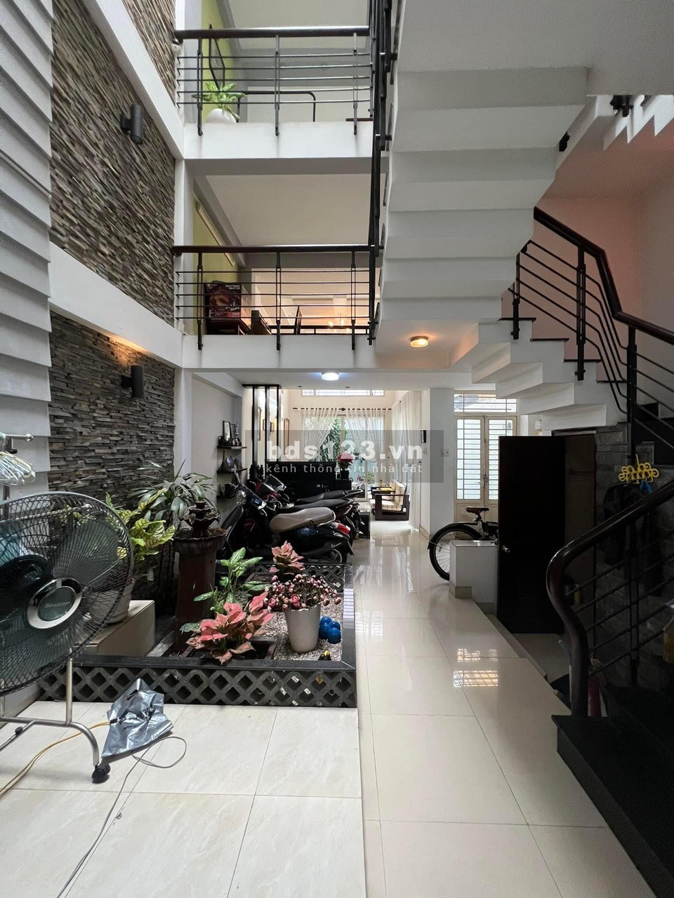 Nhà đẹp 5 tầng, CMT8, Q3, hẻm thông, không lộ giới, tặng NT xịn, ngang 5m, 100m2, 10.8 tỷ
