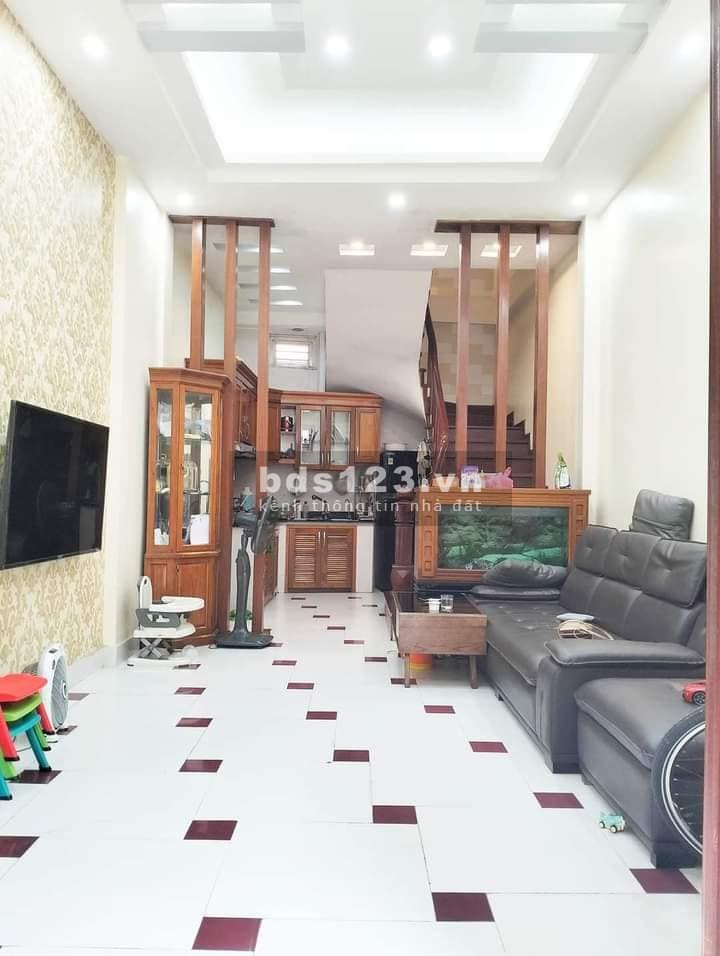 Gia đình cần bán nhanh nhà 5 tầng quận Cầu Giấy, 7 bước ra ô tô tránh, giá chỉ nhỉnh 4 tỷ.