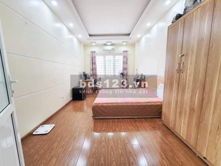Gia đình cần bán nhanh nhà 5 tầng quận Cầu Giấy, 7 bước ra ô tô tránh, giá chỉ nhỉnh 4 tỷ.