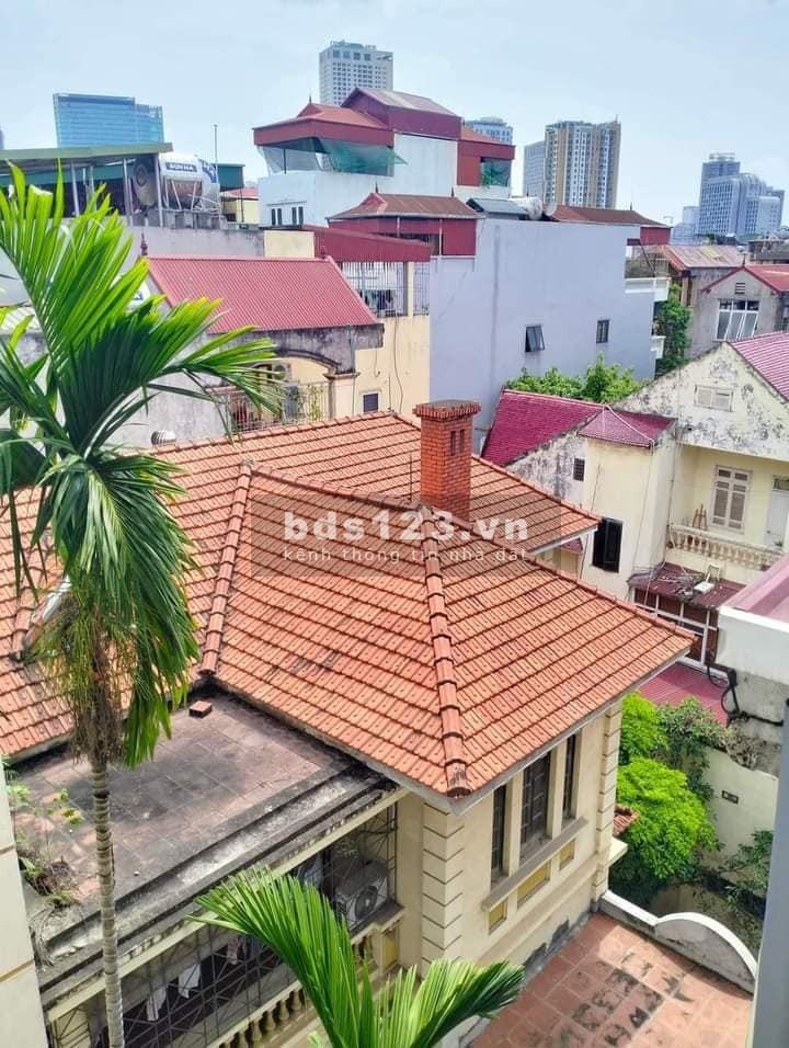 Gia đình cần bán nhanh nhà 5 tầng quận Cầu Giấy, 7 bước ra ô tô tránh, giá chỉ nhỉnh 4 tỷ.