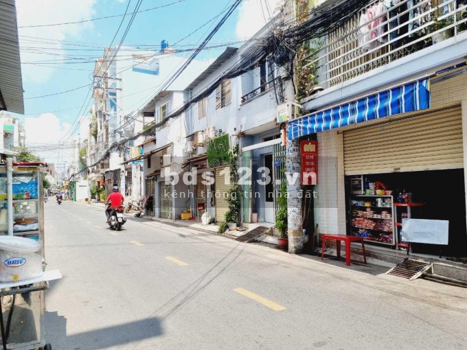 Bán nhà có bề ngang bề thế 5.4m - Sổ vuông vức