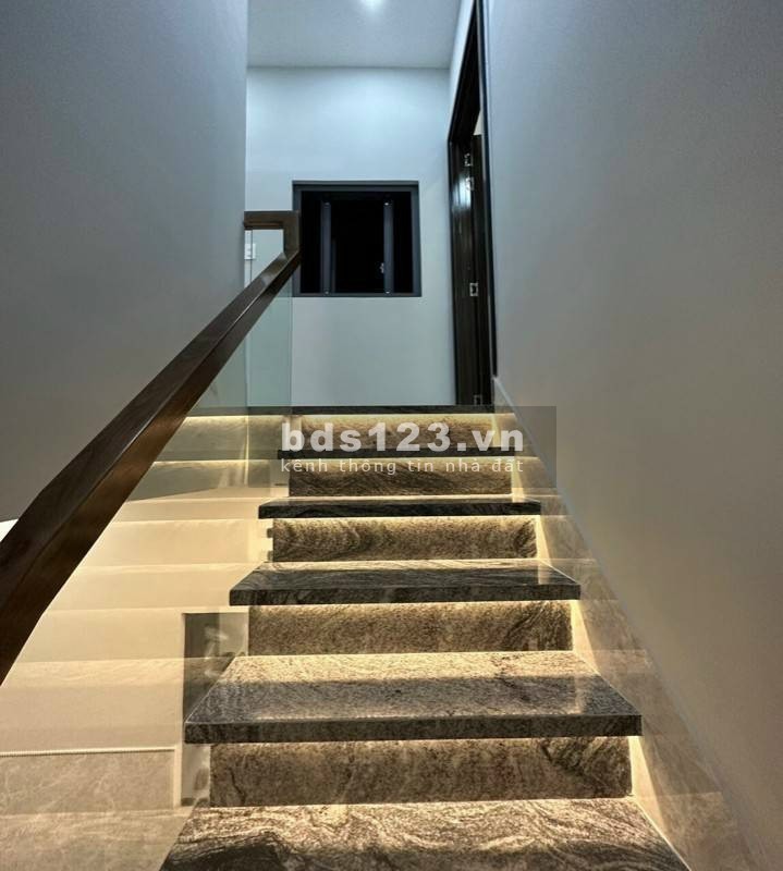 Bán gấp nhà HXH Lãnh Binh Thăng, P.12, Quận 11.DT: 3.4 x 12.5m.Nhà 1 trệt 1 lầu. giá chỉ 5,3 tỷ tl