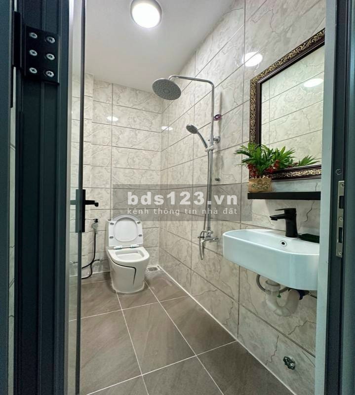 Bán gấp nhà HXH Lãnh Binh Thăng, P.12, Quận 11.DT: 3.4 x 12.5m.Nhà 1 trệt 1 lầu. giá chỉ 5,3 tỷ tl
