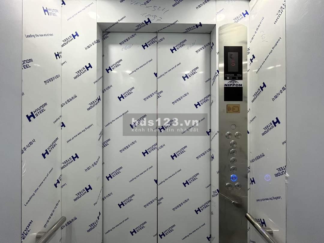 Bán căn nhà đẹp lô góc 2 mặt tiền, ngày cầu Chương Dương, thang mát, full nội thất. Lh 0868856328.