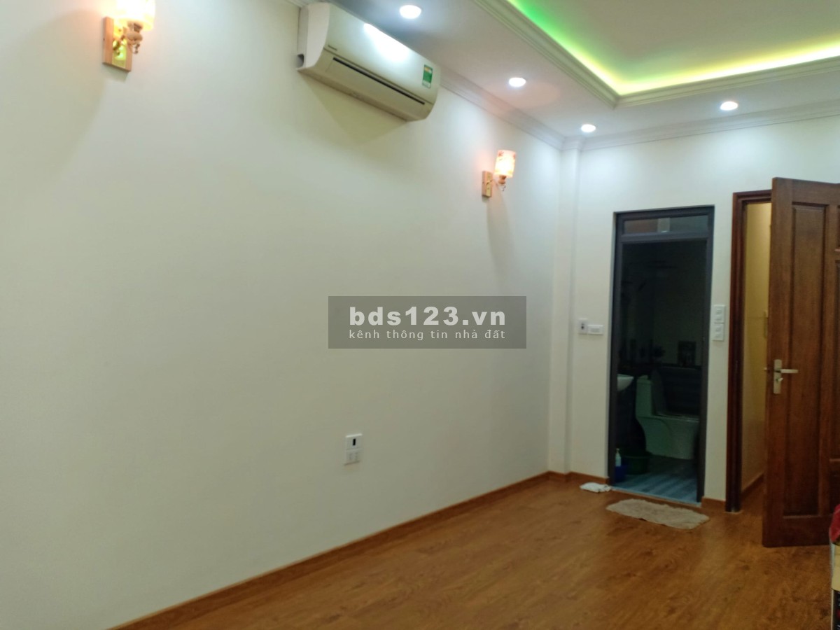 Bán nhà khu vực Phú Diễn, view hồ, oto vào nhà, diện tích 39m2, giá 5tỷ5.