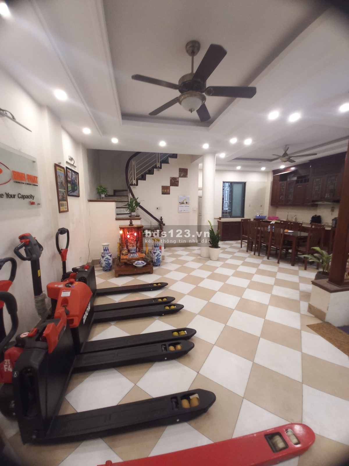 Bán nhà khu vực Phùng Khoang, Mặt Tiền Rộng, OTO đỗ, Diện Tích 92m2, giá 14tỷ8