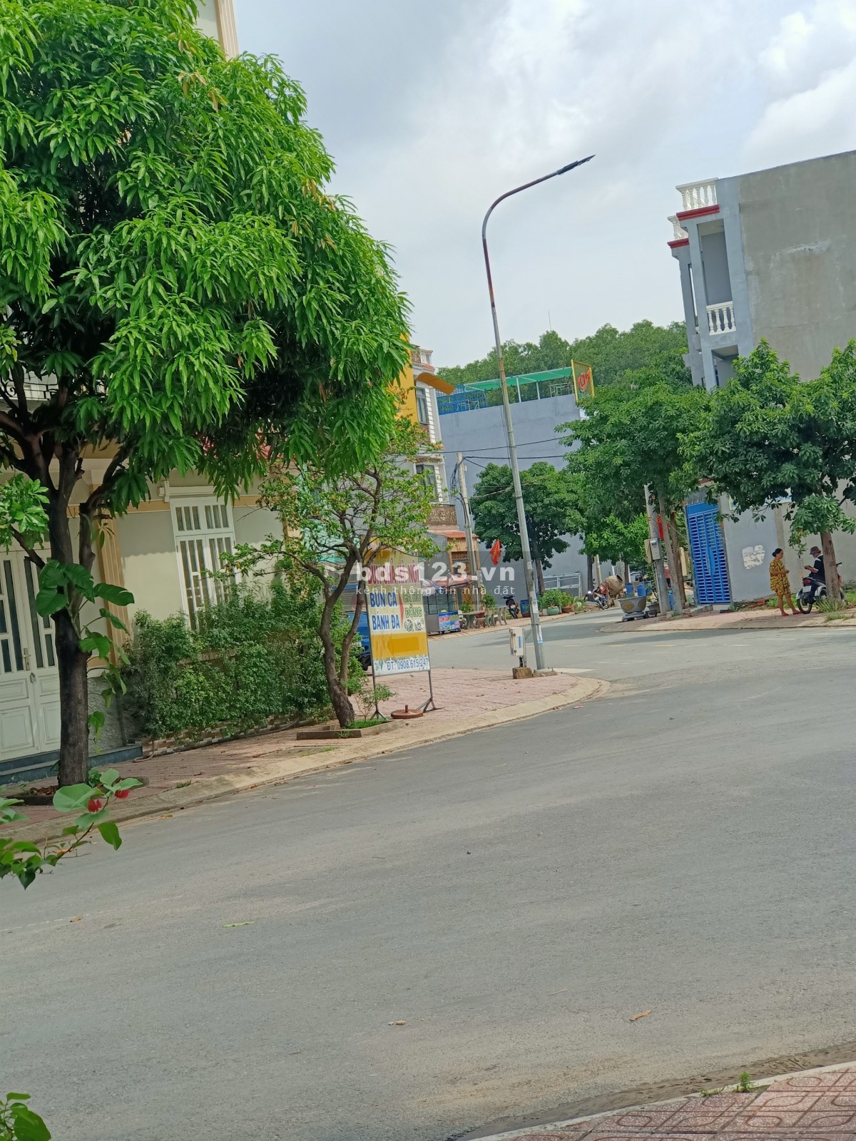 Bán nhà 2 lầu 1 trệt DTSD 158m2 tại KDC Phú Mỹ Hiệp Dĩ An