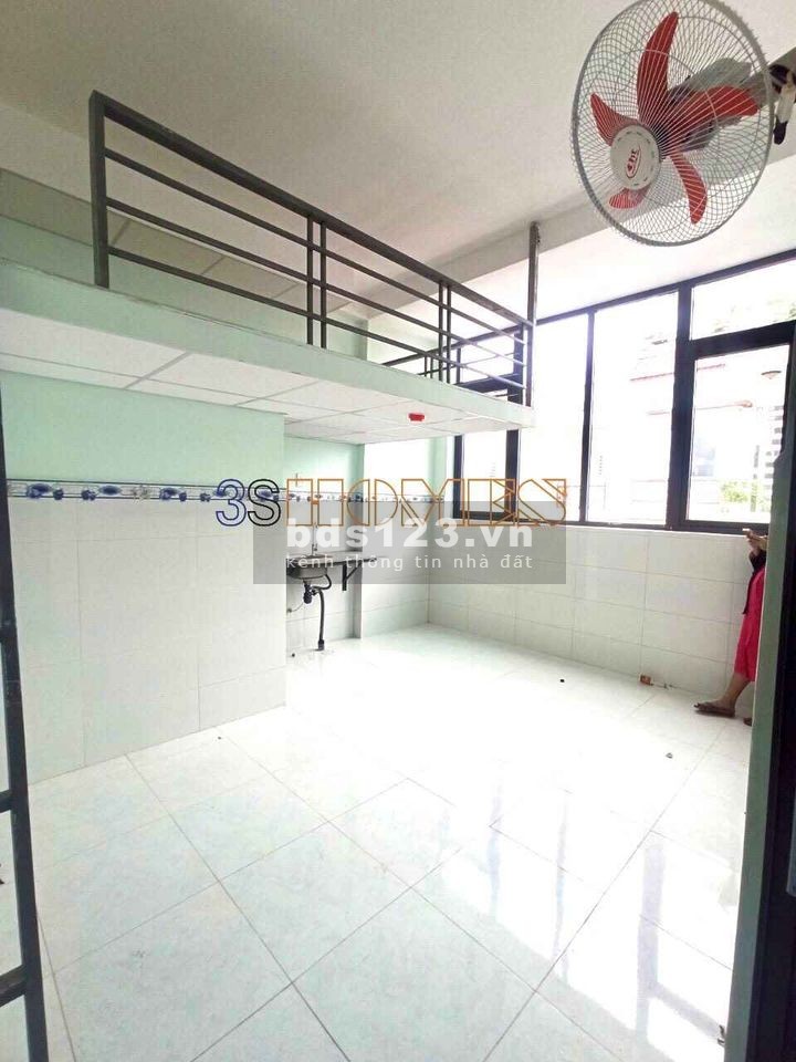 Phòng mới nội thất cơ bản an ninh, bảo vệ 24/7 máy lạnh, thang máy.