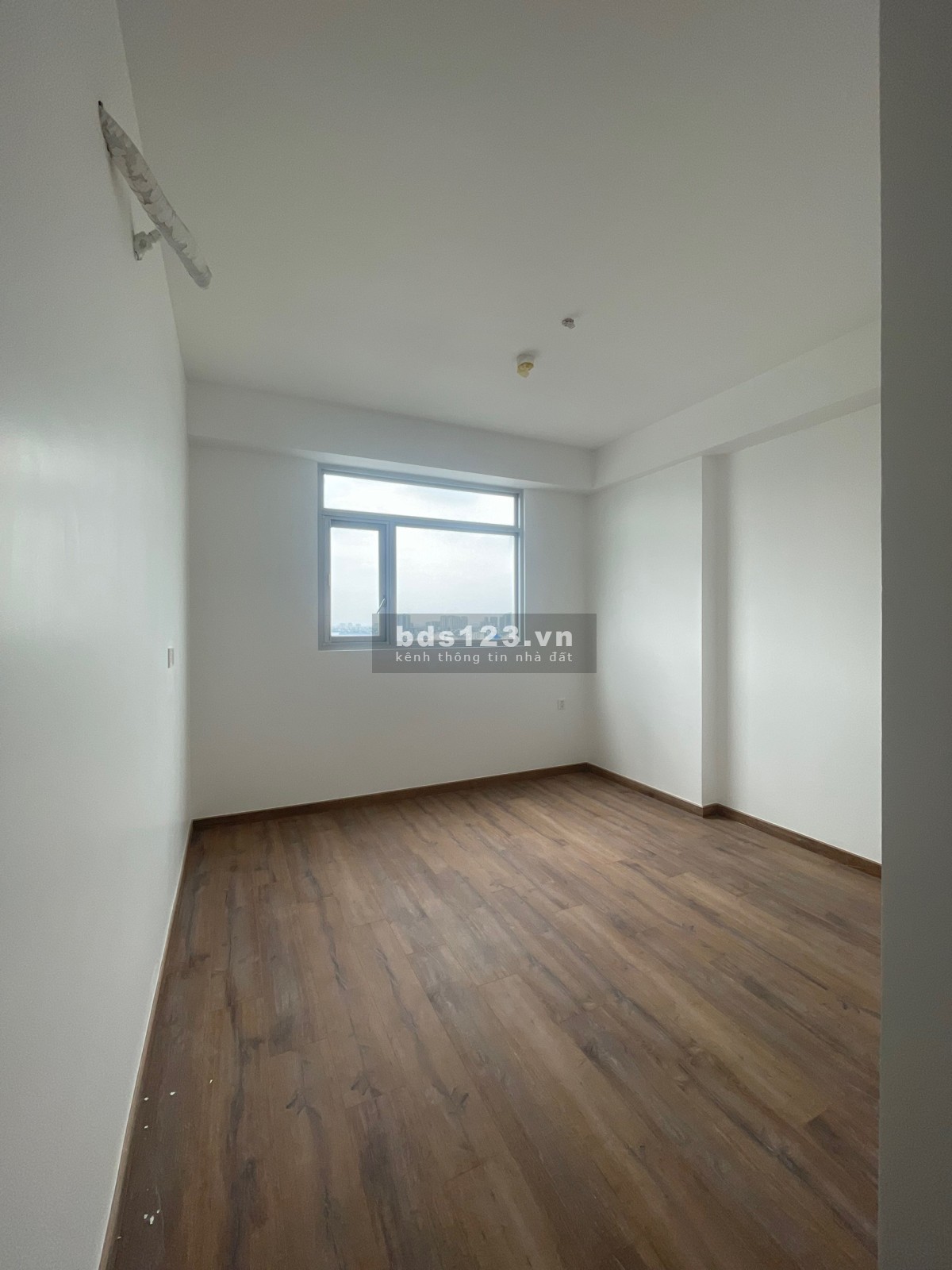 Cho thuê căn hộ Paris Hoàng Kim 82m2: 3PN giá 15 triệu ( bếp, rèm, máy lạnh ), mới 100% - 0909407949