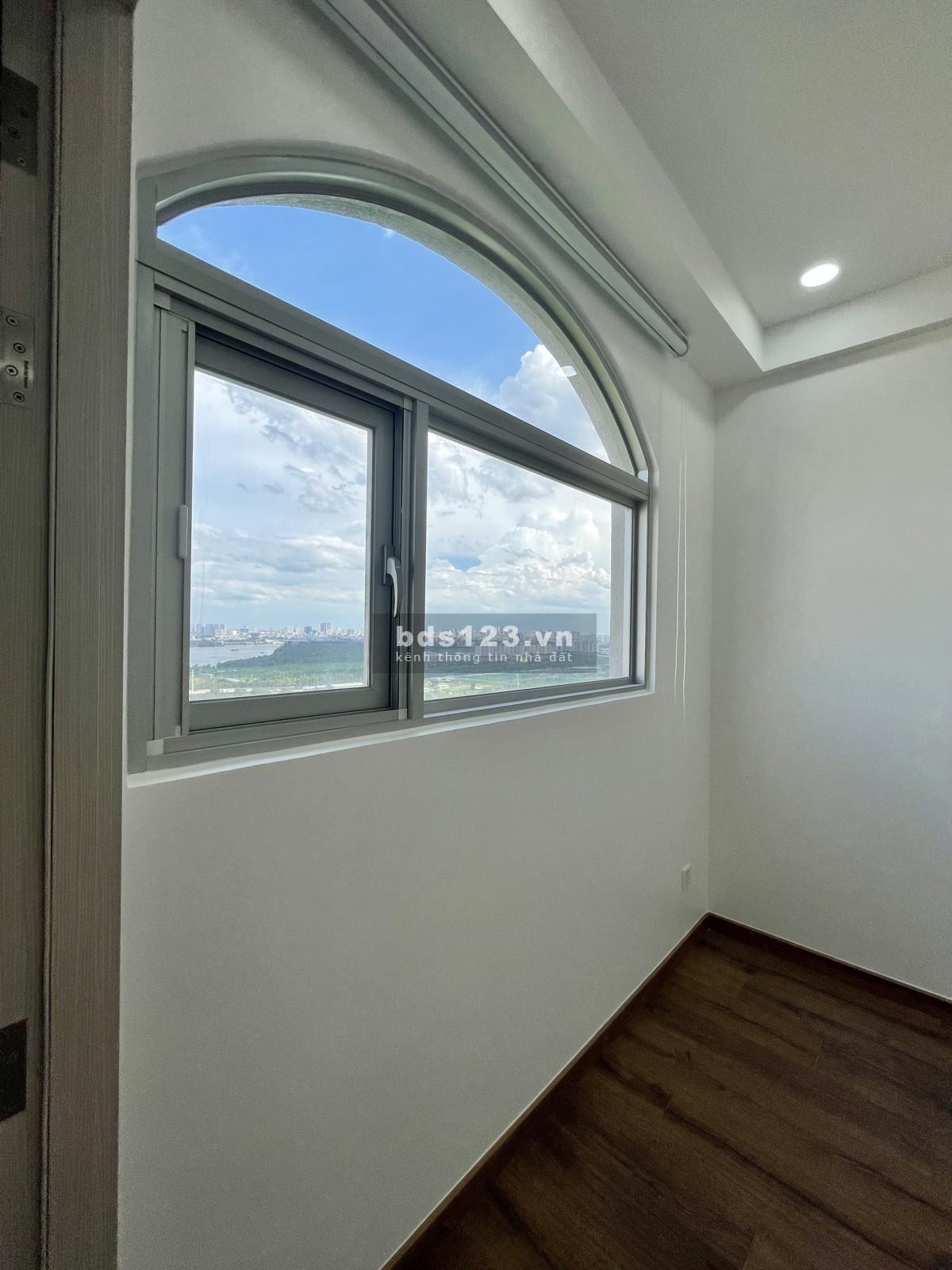 Cho thuê căn hộ Paris Hoàng Kim 82m2: 3PN giá 15 triệu ( bếp, rèm, máy lạnh ), mới 100% - 0909407949