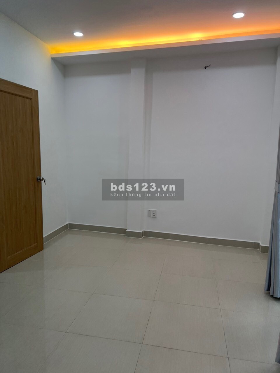 Bán nhà quận 4, 1 trệt 2 lầu, 3pn 3wc, giá: 3.98 tỷ thương lượng hỗ trợ vay bank
