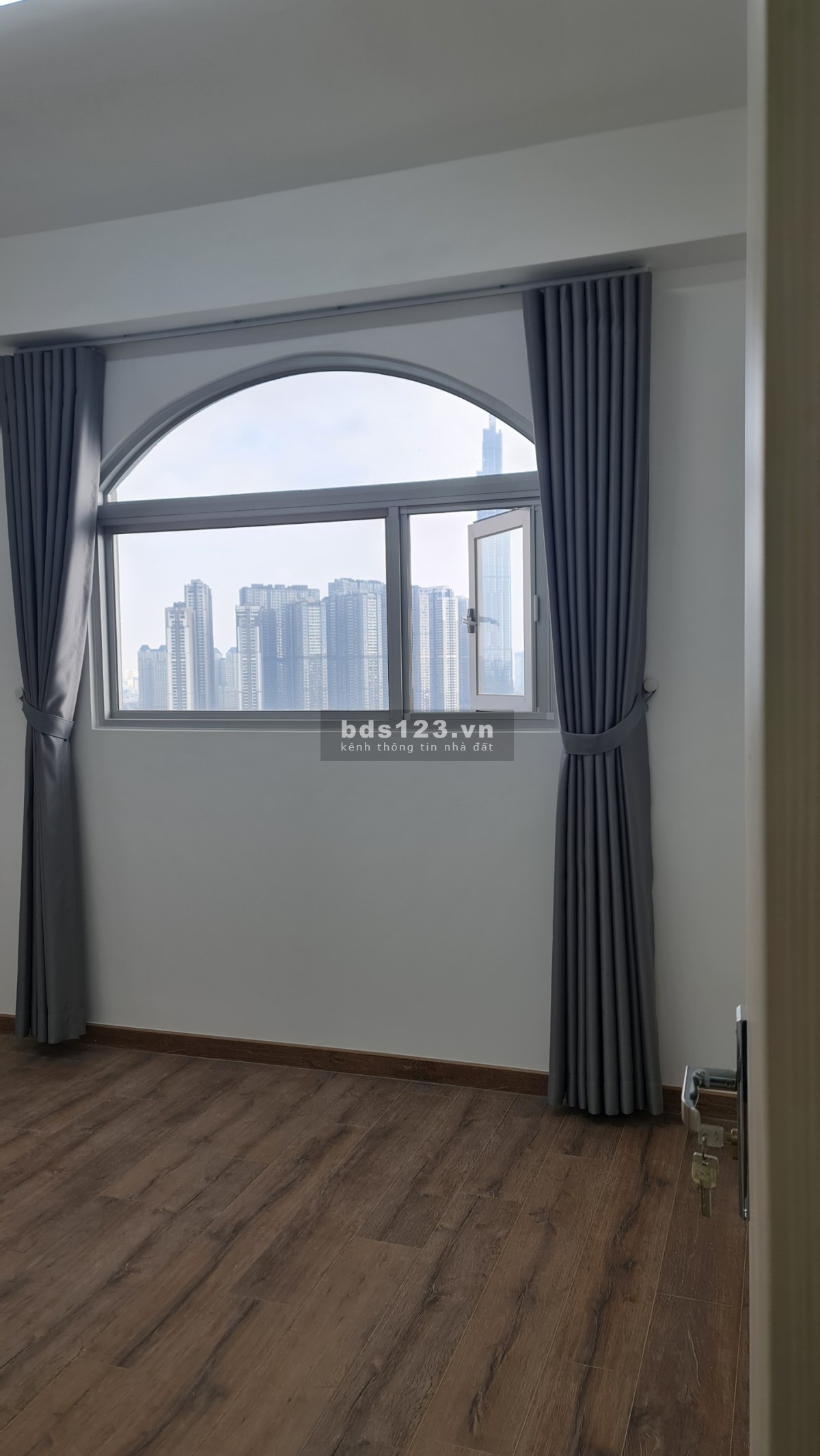 Căn hộ Paris Hoàng Kim 70m2: 2PN giá 14 triệu ( bếp, rèm, máy lạnh ), mới 100% - 0909 407 949
