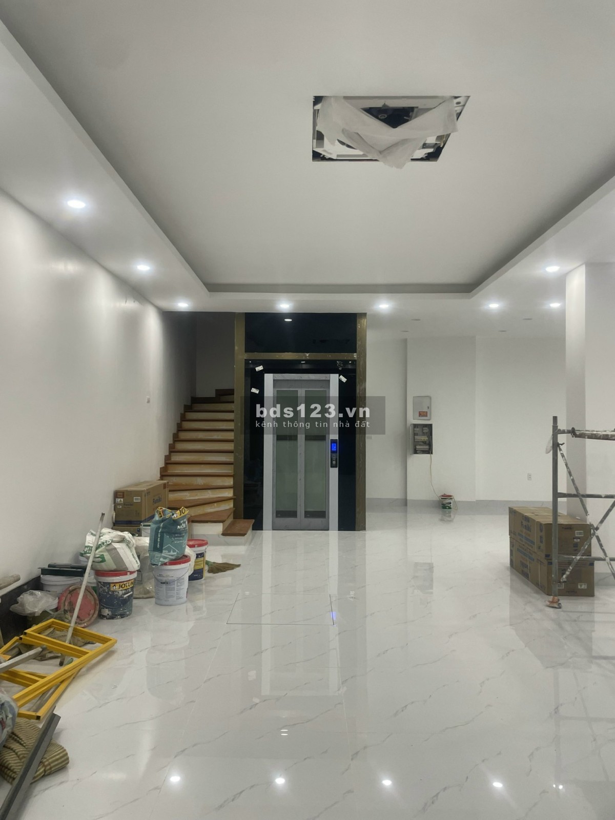 Cho thuê shop xây 5 tầng hoàn thiện đẹp, có thang máy. Giá chỉ: 20 triệu/tháng tại Vinhomes Gia Lâm
