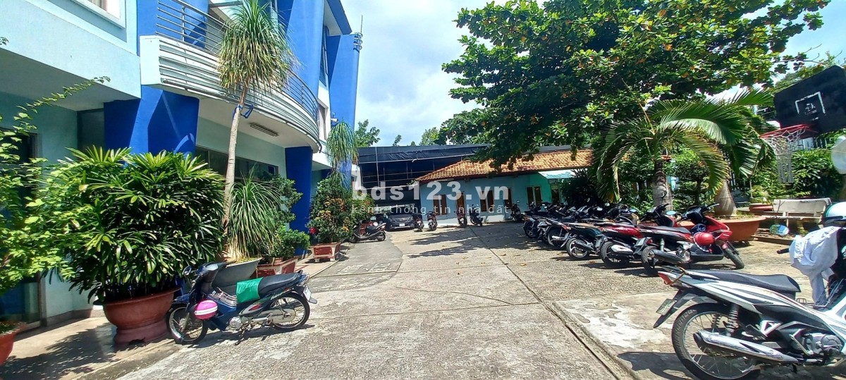 Bán tòa nhà 3 tầng, dt đất 1616m2, mặt tiền trung tâm Bình Thọ, Thủ Đức.