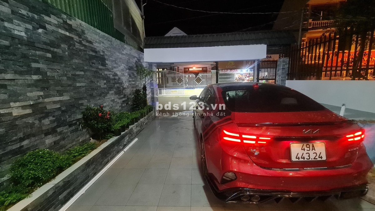 Bán khách sạn 2 mặt tiền đường nhựa ngay trung tâm Đà Lạt