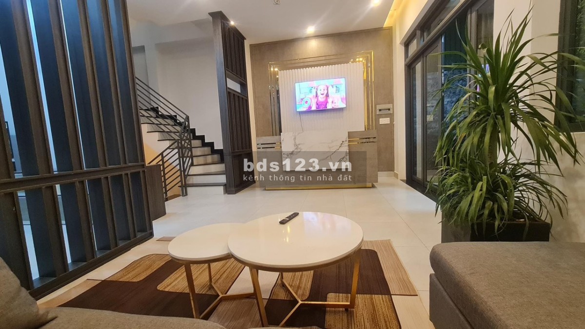 Bán khách sạn 2 mặt tiền đường nhựa ngay trung tâm Đà Lạt